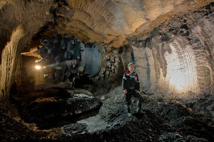 Добыча глаз. Алроса добыча алмазов. алроса мирный рудник. якутия алмазы месторождение. добыча алмазов в якутии.