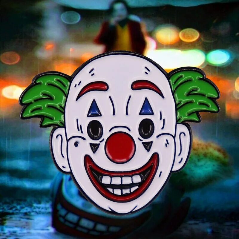 Получить бесплатный пин клоуна. Клоунский пин. Джокер надевает маску клоуна. Пин клоуна смешной. Клоун Пинни 1998.