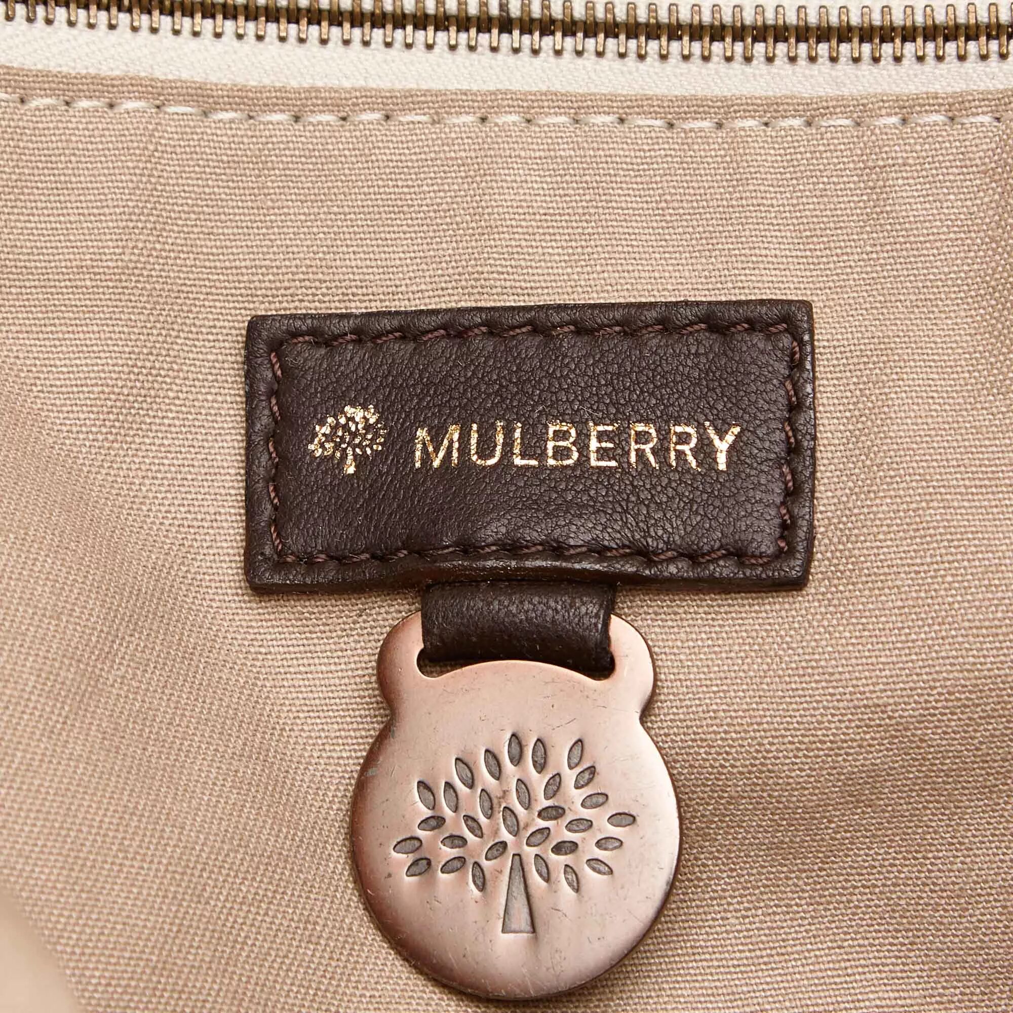 Бренды сумок Mulberry. Mulberry лого. Лейбл на сумку. Сумки с деревом бренд. Лейбл сумки