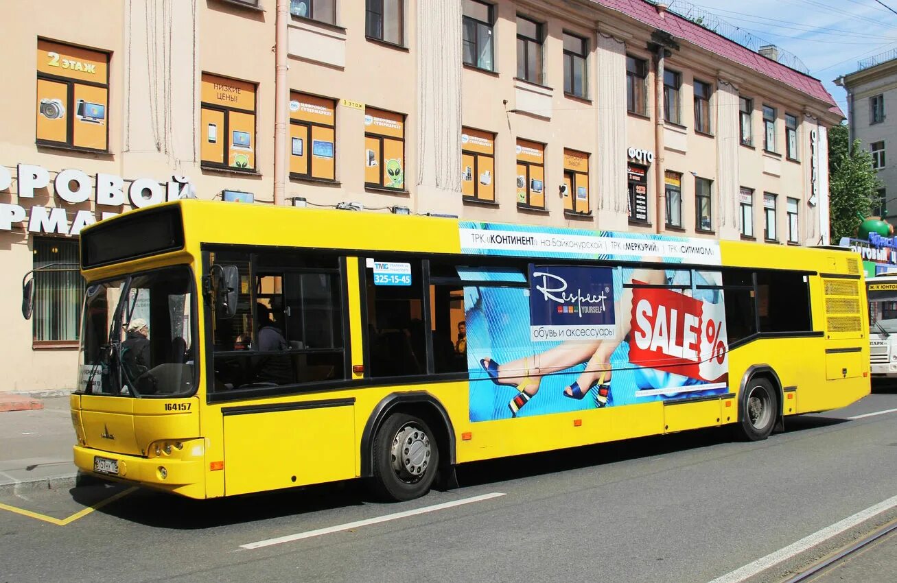 Золотой автобус спб. Реклама на транспорте. Реклама на автобусах. Питер реклама на транспорте. Реклама на маршрутках.