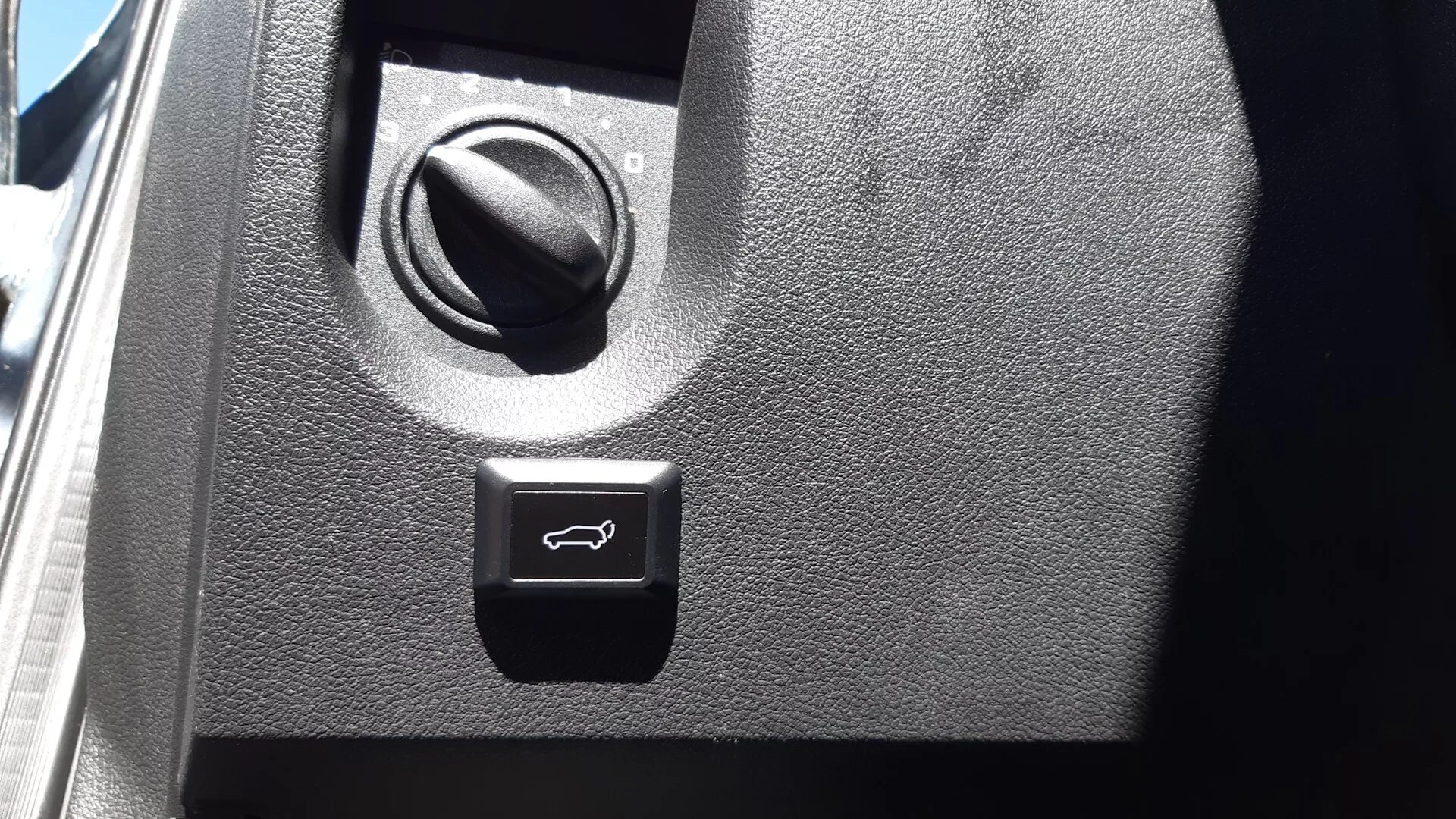 Кнопкой открыть в новом. Кнопка открывания багажника Гранта 1. Кнопка открытия багажника Калина 2. Кнопка открывания багажника Киа соул 2013 года. Кнопка открывания багажника Киа соул 2019.