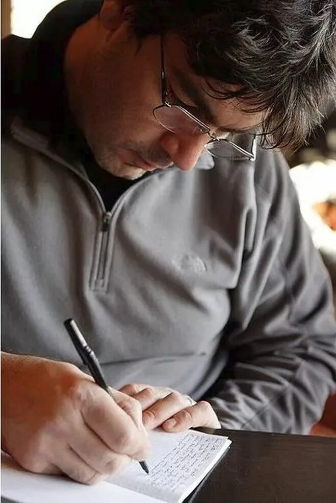 пишущий человек.