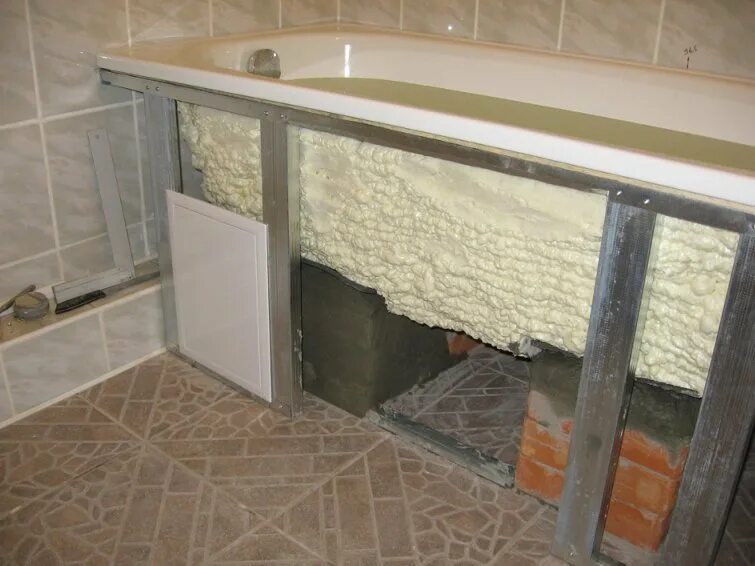 Минусы стальной ванны. Экран под ванну из ГКЛ. Экран для ванной из гипсокартона. Экран под ванную из гипсокартона. Ванна в каркасе из плитки.