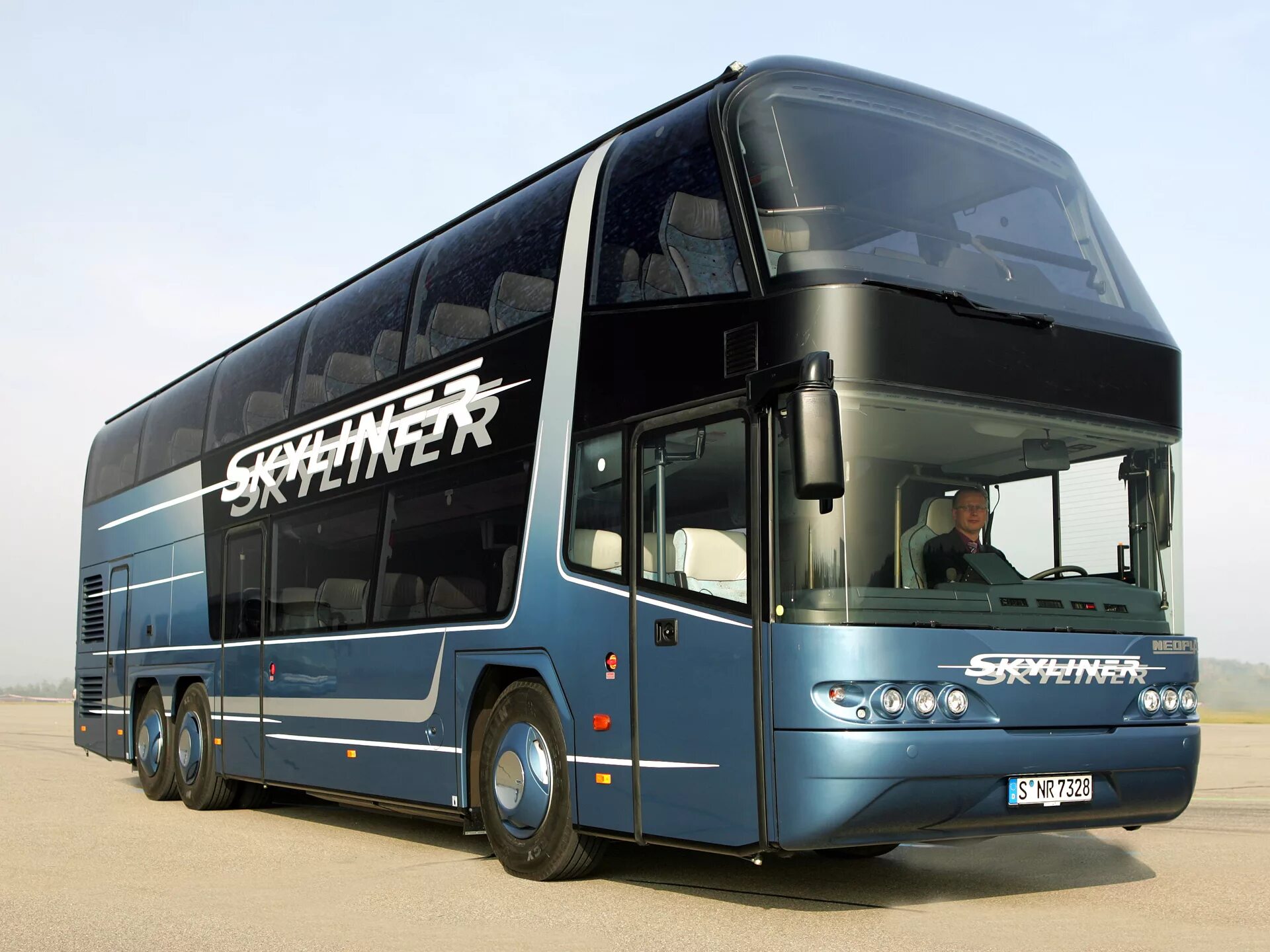 Б у автобус неоплан. Neoplan автобус. Ман Неоплан. Автобус Неоплан новый. Автобус Neoplan Skyliner.