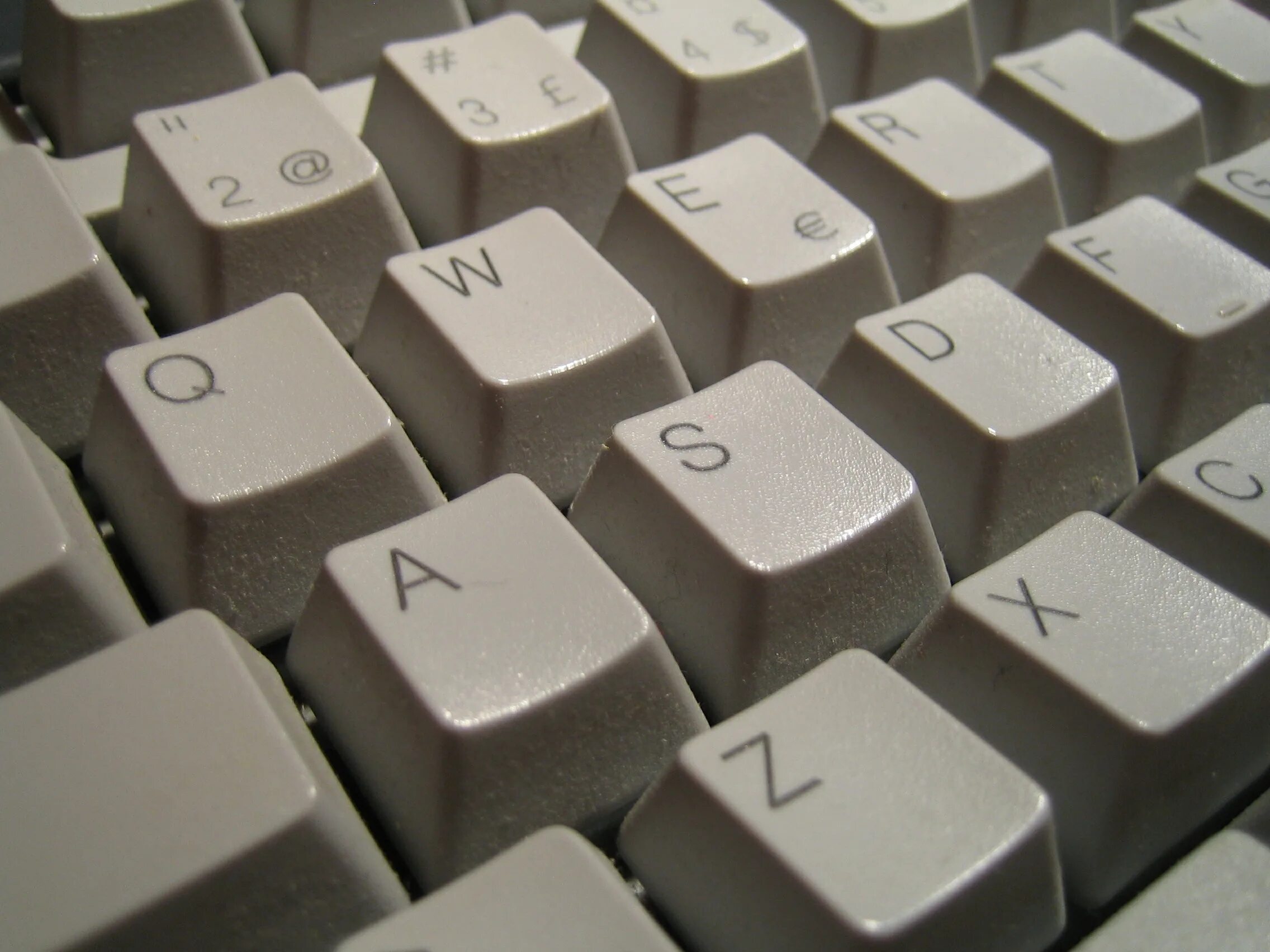 Стрелки поменялись с wasd. WASD клавиатура. Кнопки WASD. Клавиша WASD QWERTY. Стрелки на клавиатуре поменялись местами с WASD.