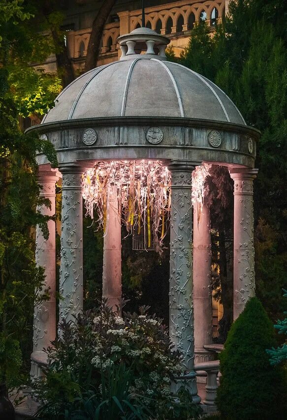 Temple tears. Ротонда Греция. Алушта. Ротонда. Ночной сад. Беседка в заросшем саду.