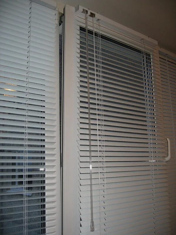 жалюзи на окна горизонтальные крепеж. крепеж для жалюзи. горизонтальные жалюзи на окна крепление. Isotra 25мм, 6014 лента. держатель для жалюзи на пластиковые окна.