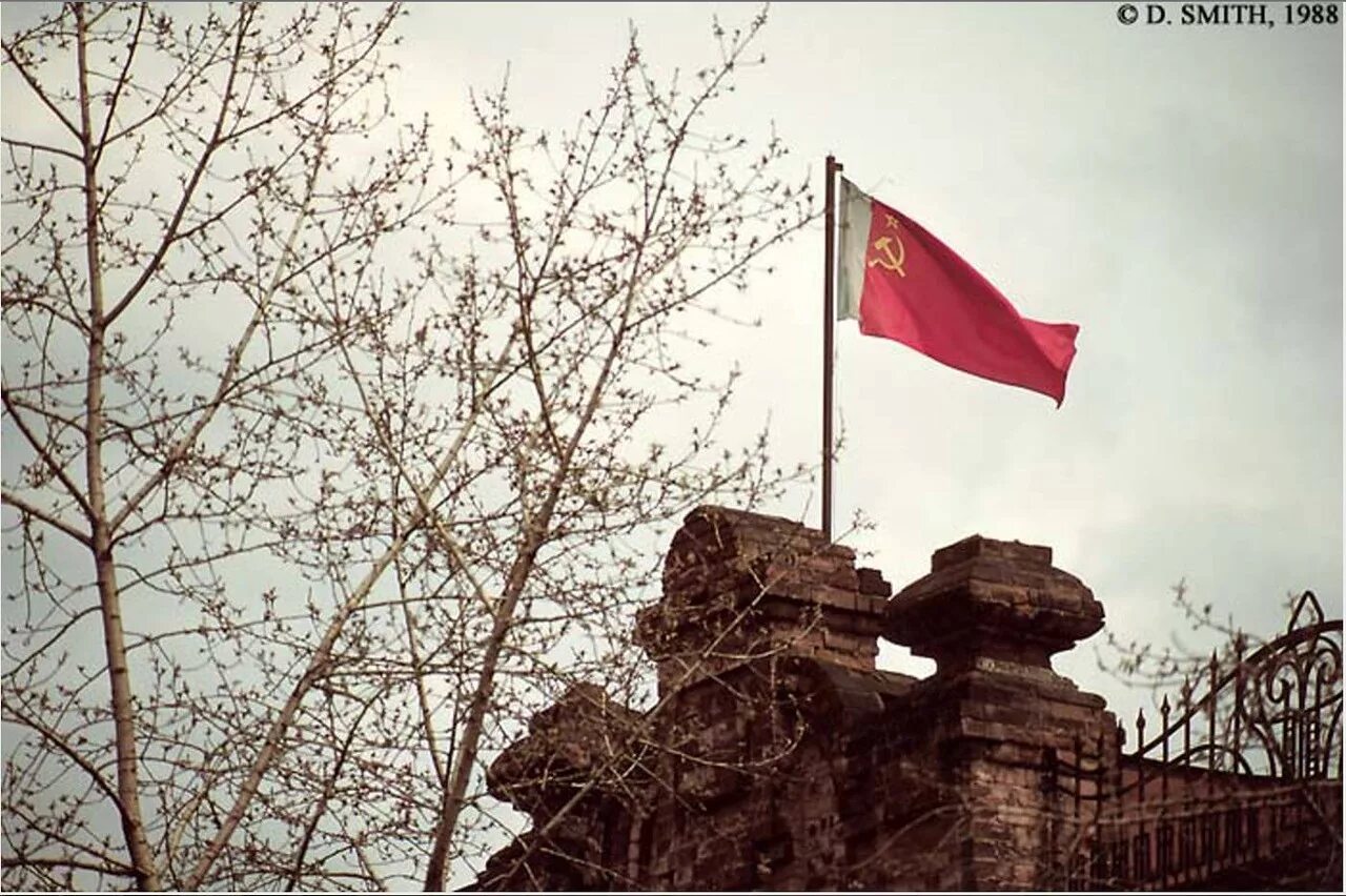 СССР 1988 флаг. Красное Знамя над Кремлем. Красное Знамя над зданием правительства СССР. Иркутск 1988.