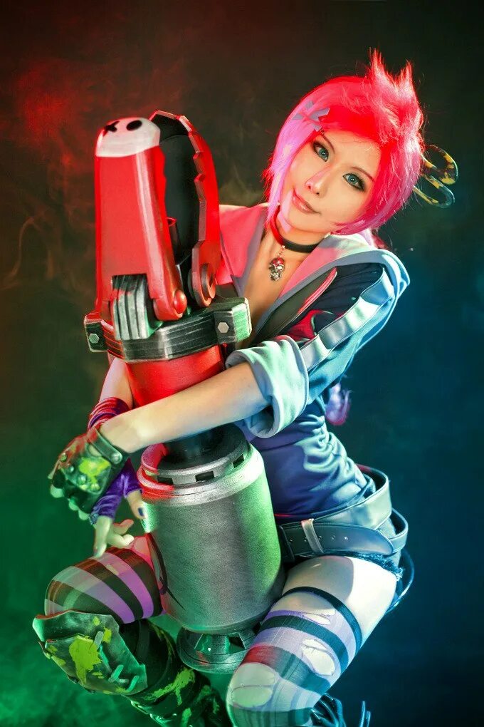 Jinx cosplay. Косплеерши Джинкс. Джинкс косплей. Jinx косплей. Джинкс пиротехник косплей.