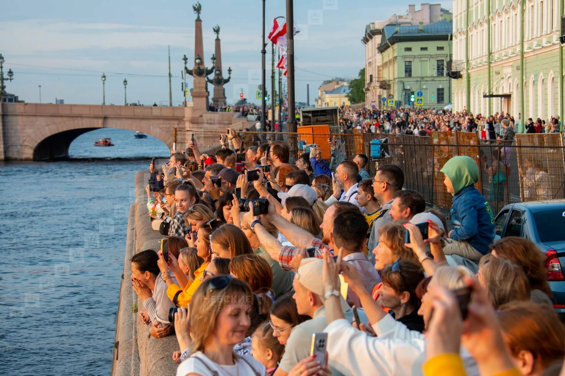 У набережной. Алые паруса Санкт-Петербург. Алые паруса выпускники. Питер набережная Невы. Набережная алых парусов