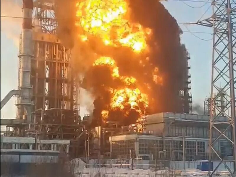 Взрыв на рязанском нефтезаводе. НПЗ Антипино Тюмень. Пожар на НПЗ В Тюмени. Завод в Тюмени нефтеперерабатывающий горит. Пожар на Ачинском НПЗ 2014.