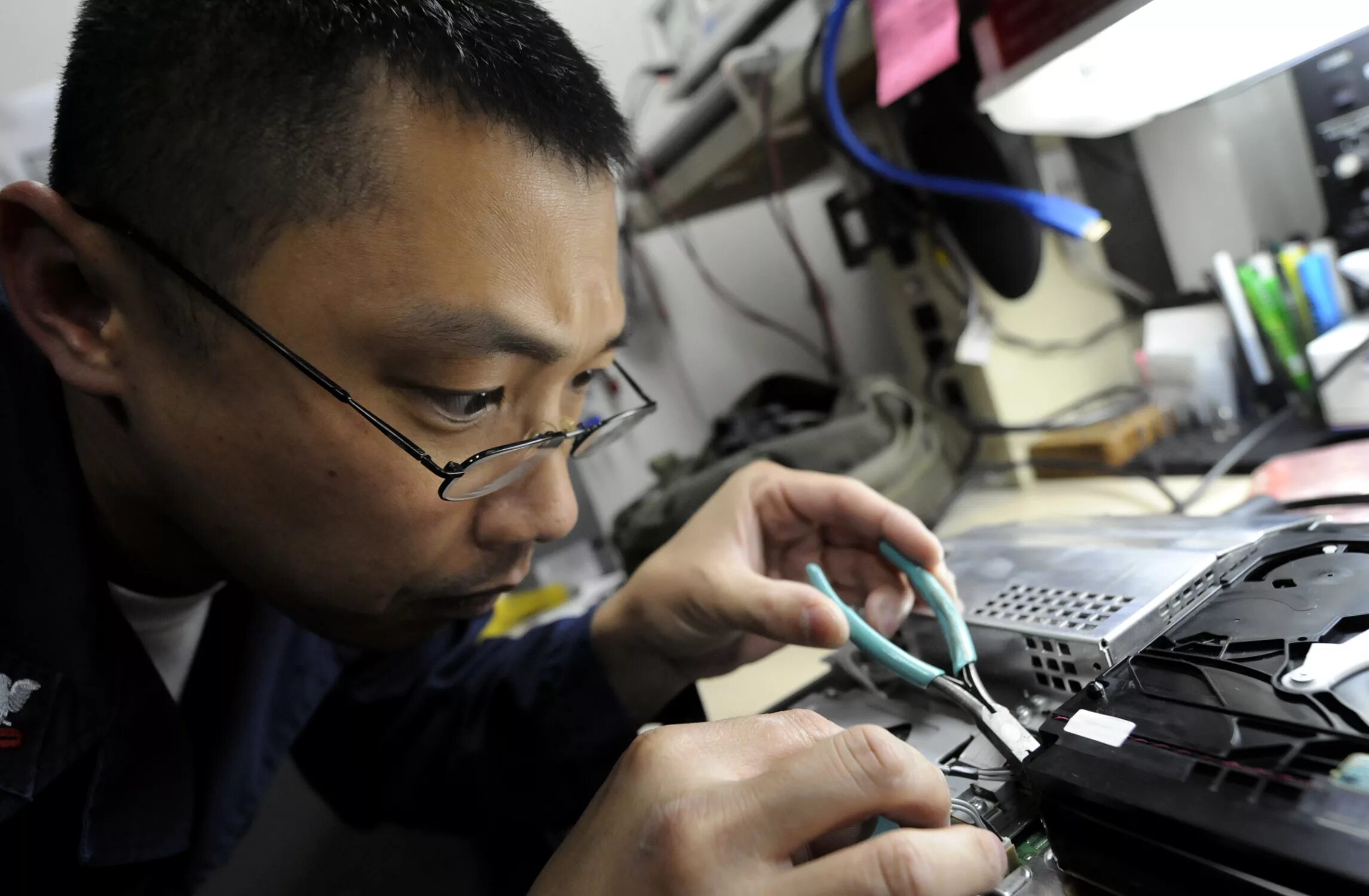 A computer is a machine with. Electronics technician. screw in the drivers the drivers computer. driver computer. smitec drivers.