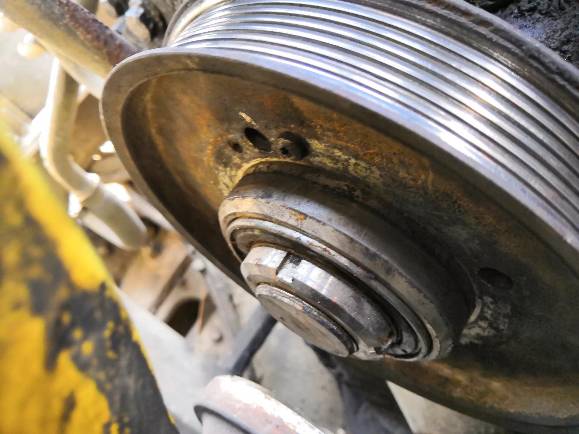 Шкив коленвала f4r 712. Ваз-2114 шкив привода ремня. Шкив привода генератора 8-ми ручьевой 3400880 камминс. Приводной шкив на двигателе камаз. 714/40154 шкив генератора.