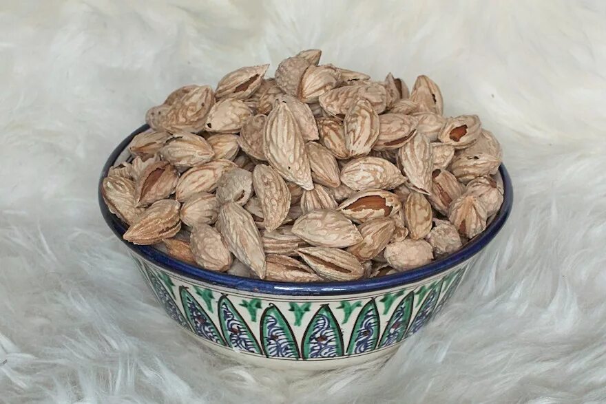 длинный орех. базар чорсу сухофрукты. орехи из узбекистана. греческий орех. миндаль курамский.