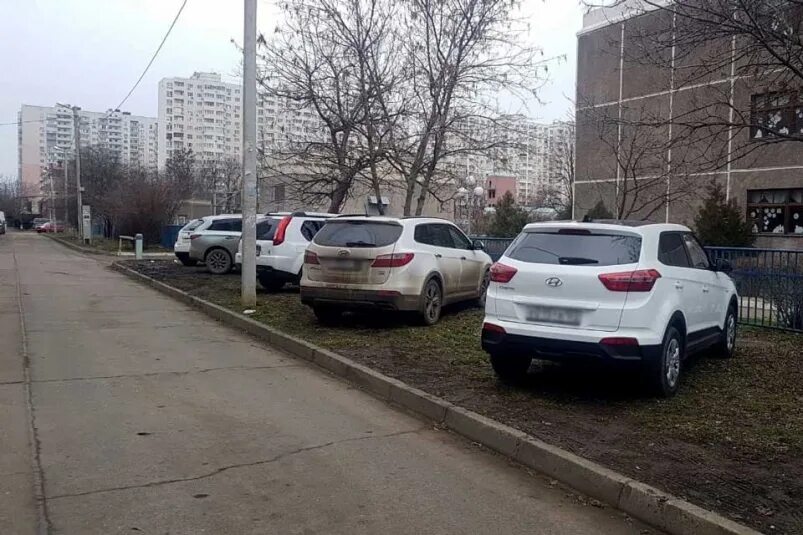 Парковка на тротуаре куда отправить. Штраф за парковку на тротуаре. Тип тротуаров парковка. Неправильная парковка во дворе. Парковка на тротуаре.