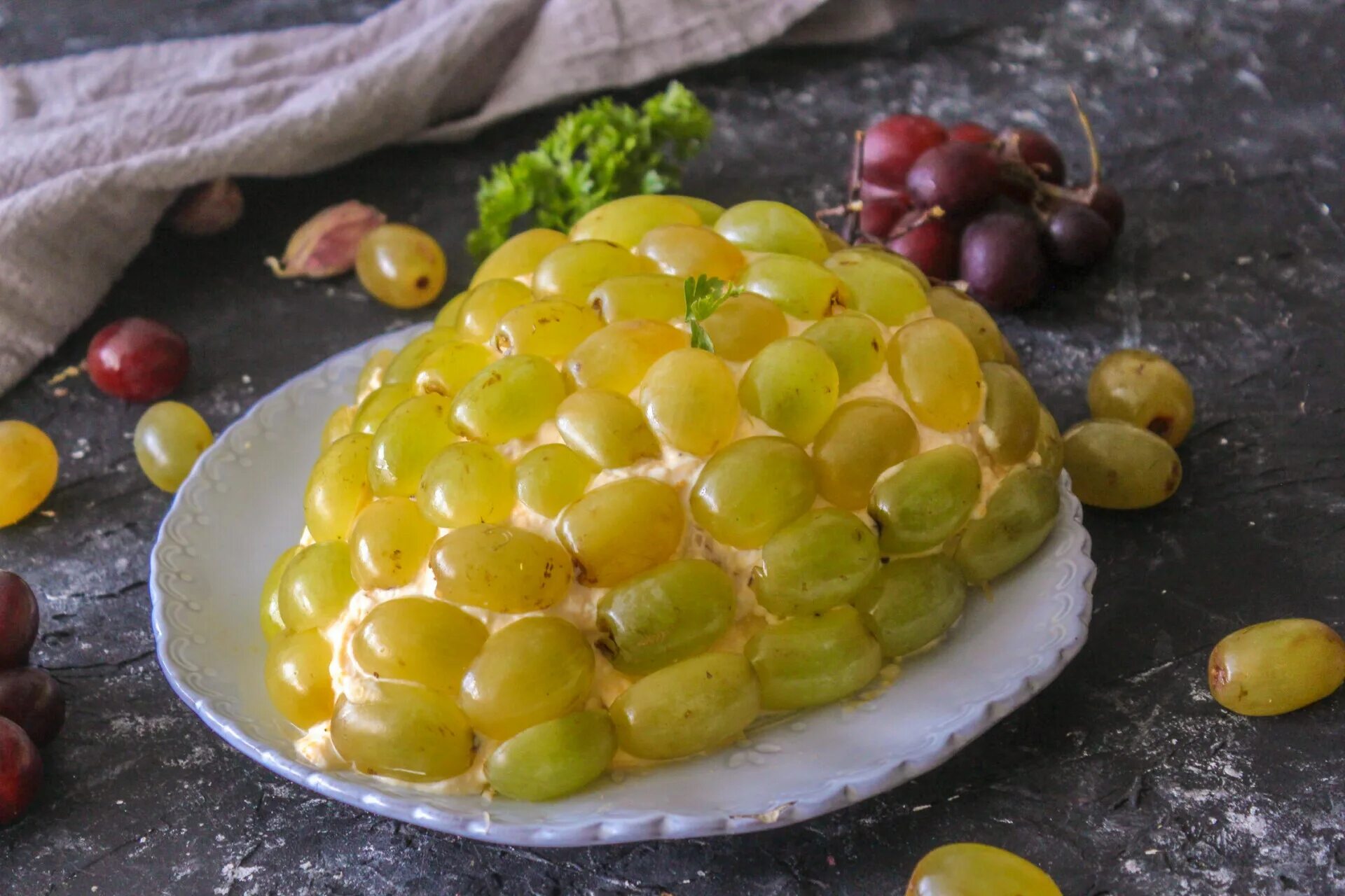Салат с виноградом и копченой курицей. Салат тиффани с курицей и виноградом. Салат тиффани с копченой курицей и виноградом. Салат тиффани с курицей и виноградом рецепт с фото. Тиффани салат тиффани.