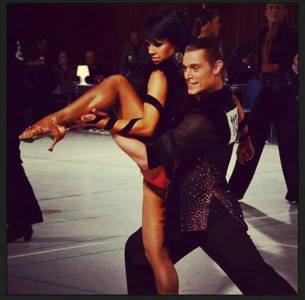 Форма dance company. Спектакль love cycle. V dancing. Vc crew группа. Поддержки в бальных танцах.