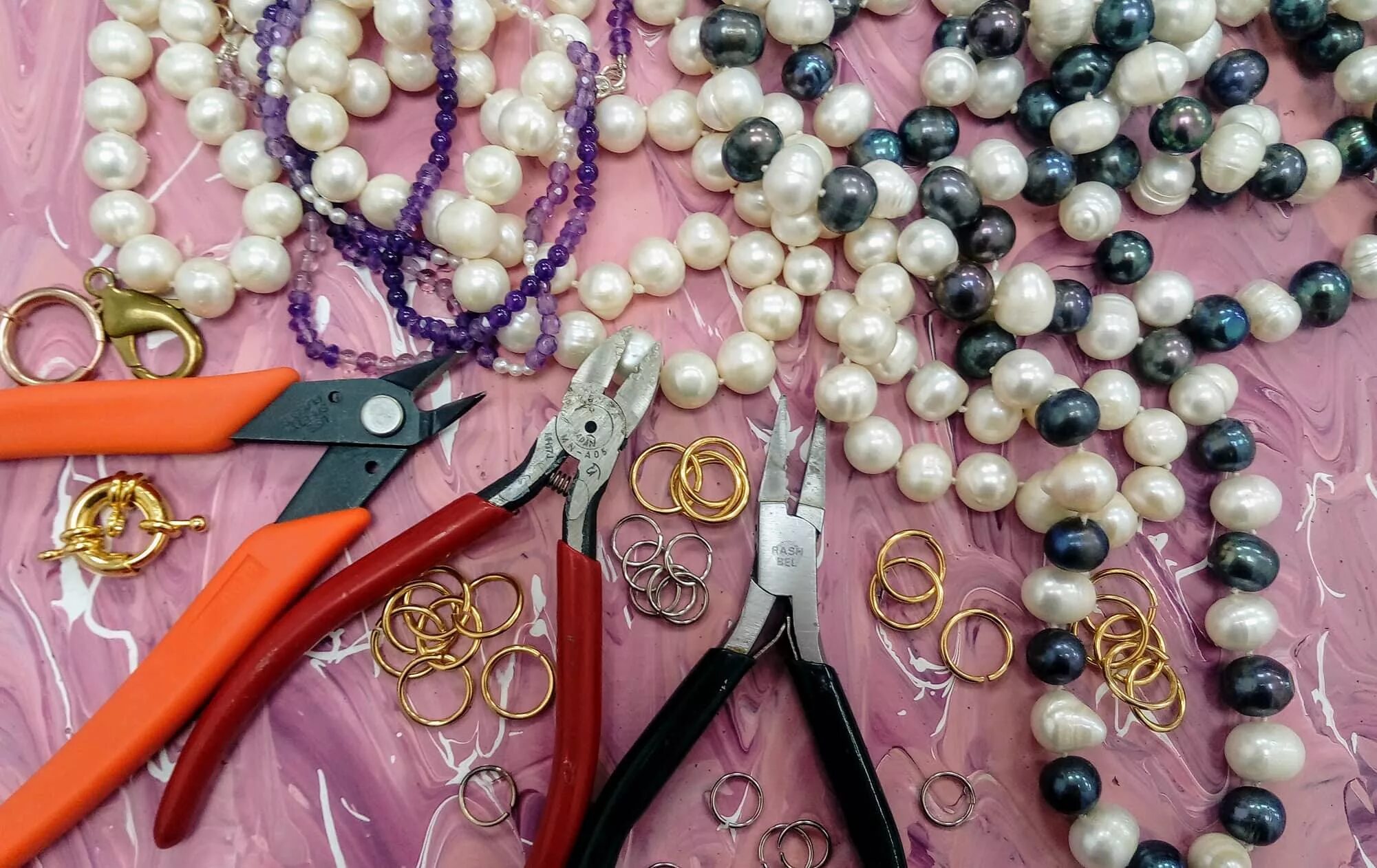 Починить бусы. Процесс создания украшений. Починить бусы. Дизайнер ювелир. Сборка бижутерии.