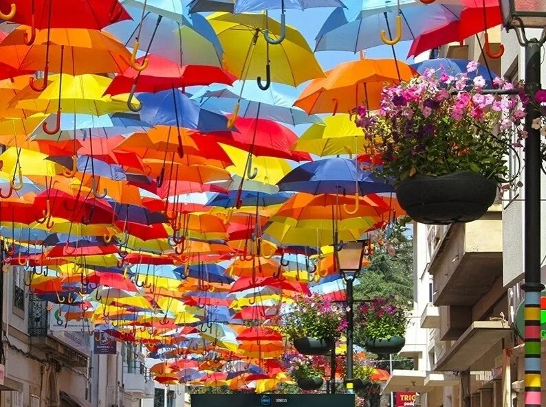 Зонтик г. Улица парящих зонтиков, Агеда, Португалия. Авейро Португалия зонтики. Аллея зонтиков в Португалии. Разноцветные зонтики.