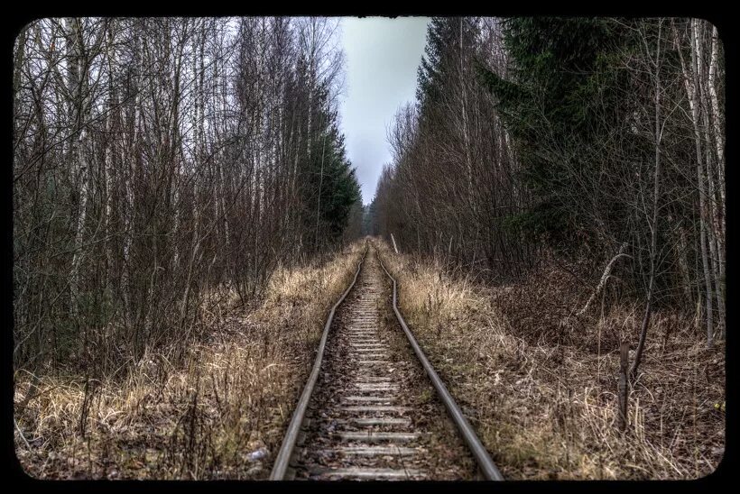 Никуда форум. Дорога никуда. Железная дорога в никуда. Путь в никуда. Дорога в никуда картинки.