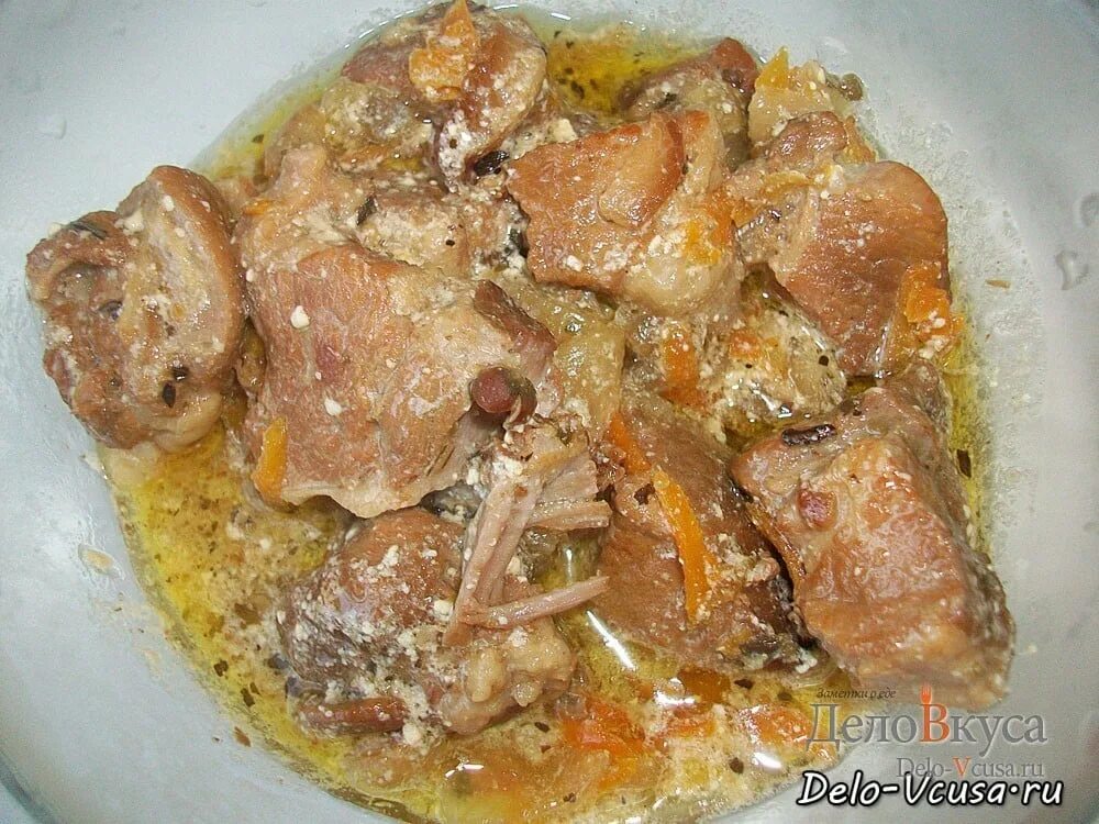 Тушеная лосятина. Мясо тушеное в сметане. Мясо тушеное с овощами. Тушеное мясо в духовке. Мясо тушеное с овощами в соусе.