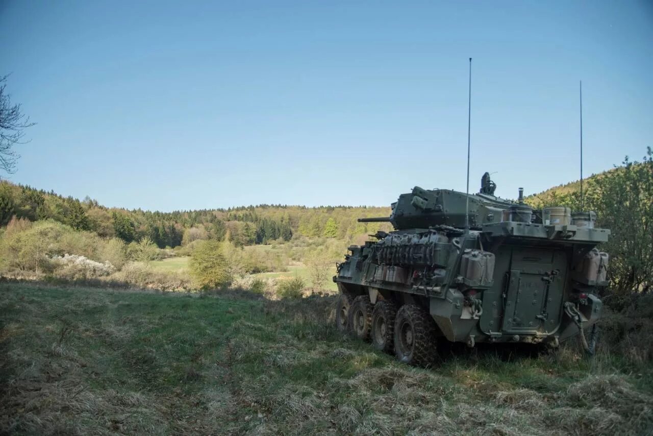 Страйкер видео. БТР MCWS Stryker. БТР Stryker SHORAD. Stryker ЗРК. Stryker 30mm.