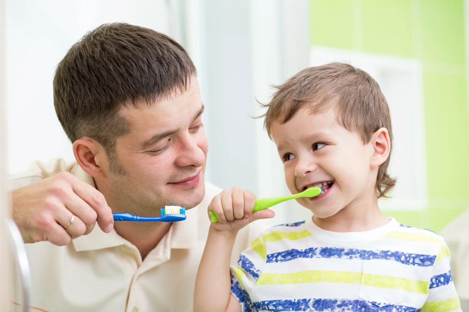 Children see children do. Папа зуб. Happy Family brushing their Teeth. Сын с папой у зубного фото.