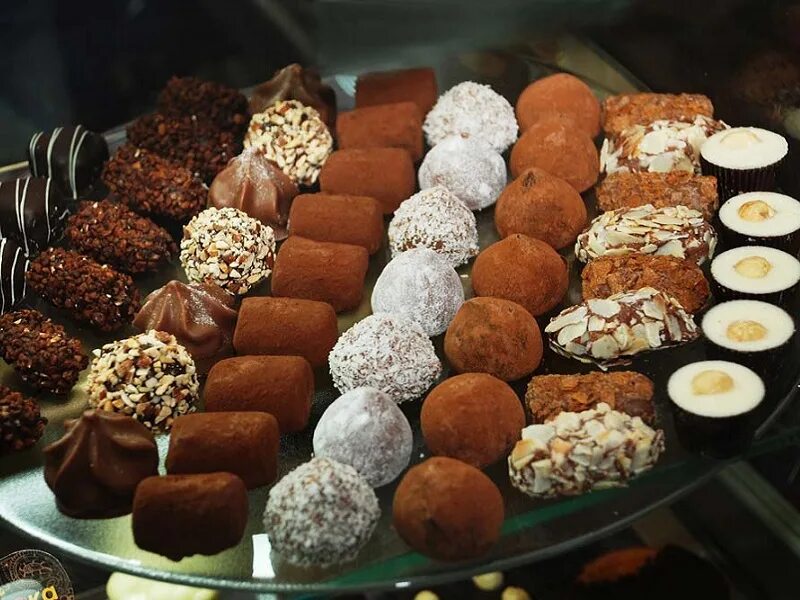 Необычное мыло ручной работы. Сладости в коробке. Красивый набор конфет. Необычные сладости. Сладости на новый год.