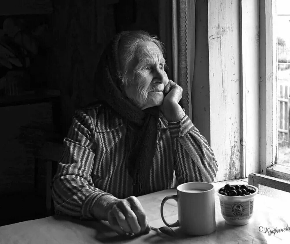Деревенская старушка. Забытая старая мама. Одиночество старушки. Забытая старая мама. Пожилая женщина на крыльце.