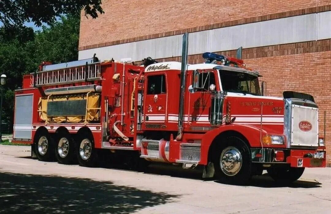 Peterbilt 330-370 пожарные автомобили. Navistar International пожарная автоцистерна. Пожарная машина Петербилт. Американская пожарная машина. Пожарный грузовик