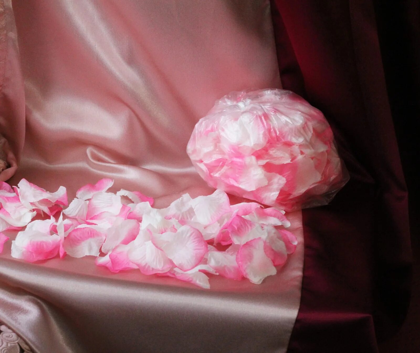 Фотосессия с розами. Шёлковая простынь ог еззи. Песня шелковая простынь усыпанная лепестками. Шелковая простынь песня. G ezzy.