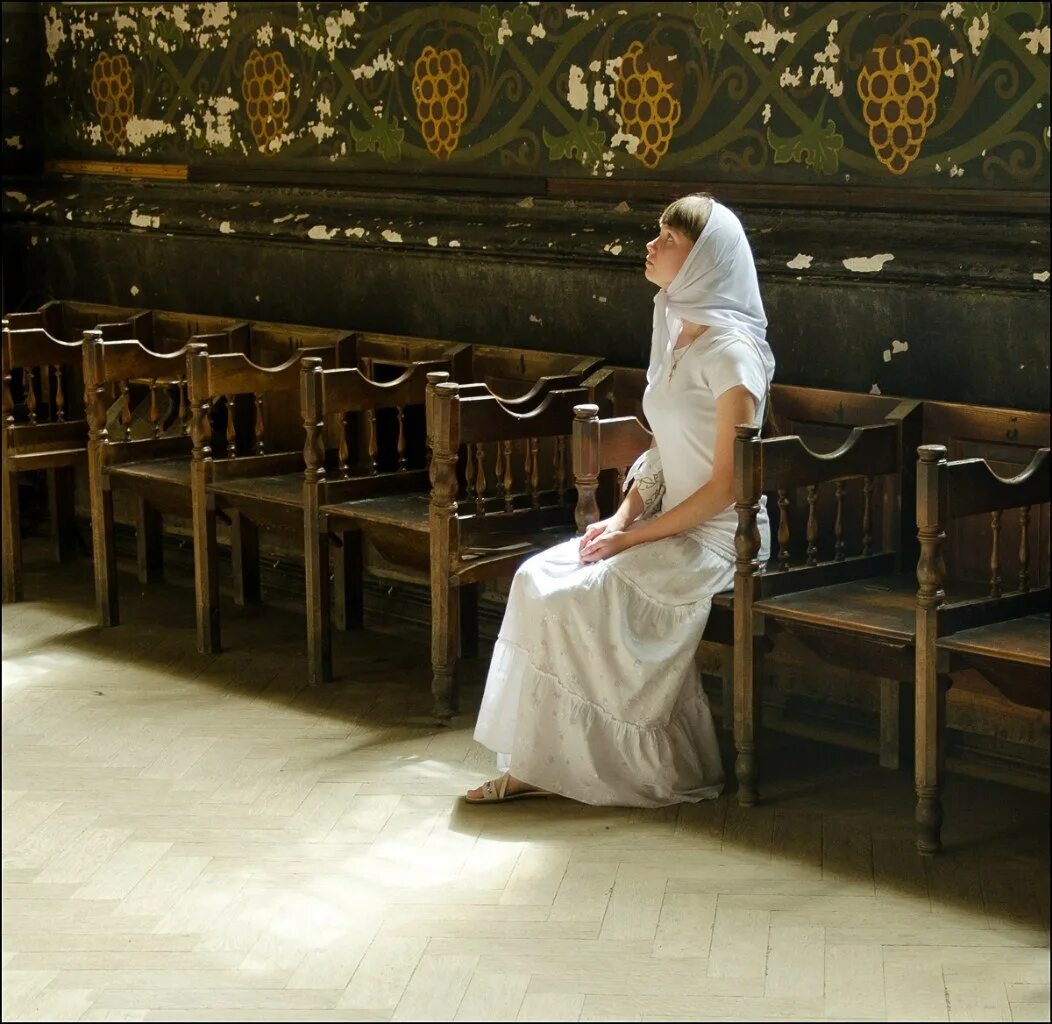 Девушка в храме. Православная девушка в храме. Девушка молится в храме. Девочка в храме. Можно ли посещать храмы