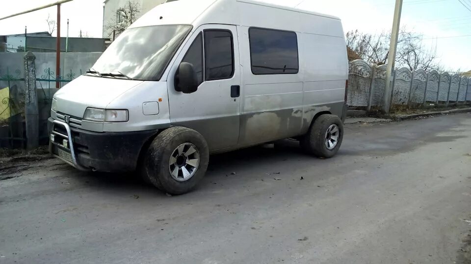 Peugeot boxer 1. Peugeot boxer 250. Тюнинговые пежо боксер 2000 год. Peugeot boxer 2 фургон. Пежо боксер 2004.