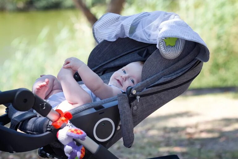 Ребенок в 3 месяца в коляске. Прогулочный блок Stokke лежа. Коляска "малыш". Малыш в прогулочной коляске. Новорожденный в коляскк.