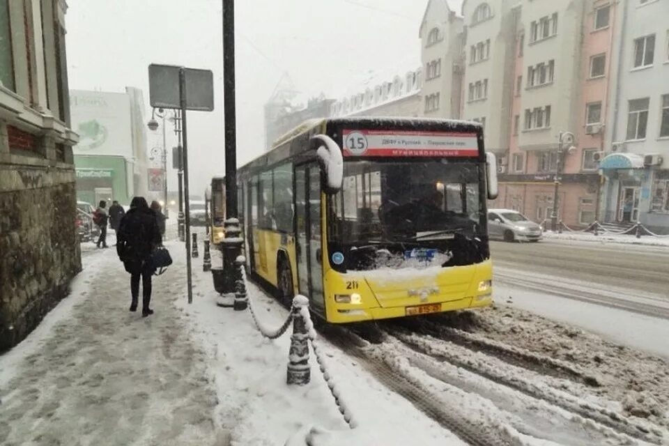 Автобус владивосток русский остров. Транспорт Владивосток. Автобусы Владивосток зима. Массовый пассажирский транспорт Владивосток. Пятница-транспорт.