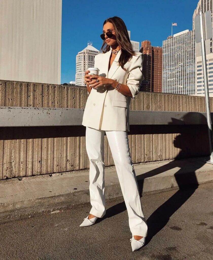 Белый костюм на собеседование. Образ на работу 2023. Деловой стиль. Летние образы для женщин. Стильные образы на каждый день.