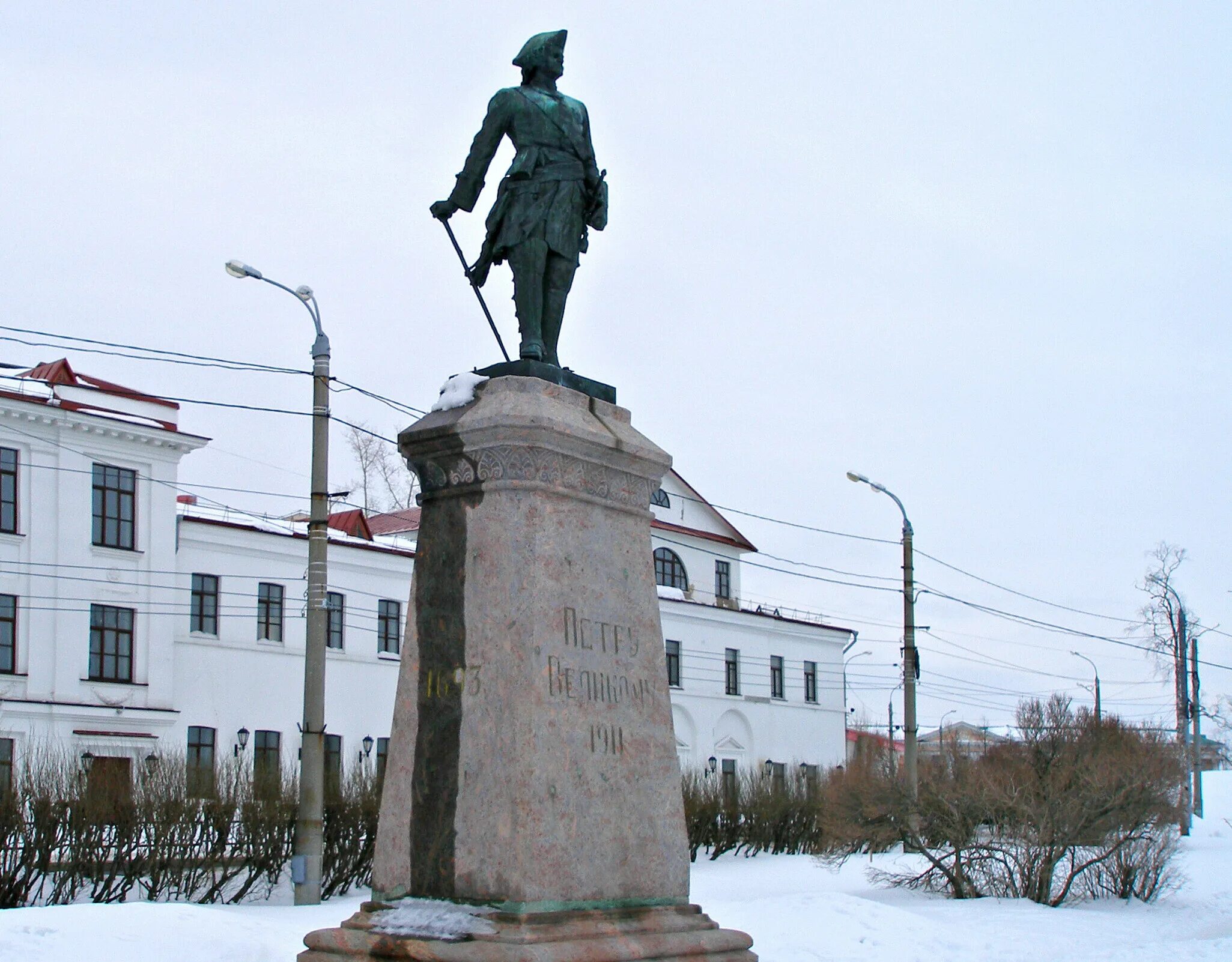 Почему памятник петру 1 стоит в архангельске. Памятник Петру 1 в Архангельске. Памятник Петру 1 в Петровске. Памятник Петру 1 в Петровске Саратовской области.