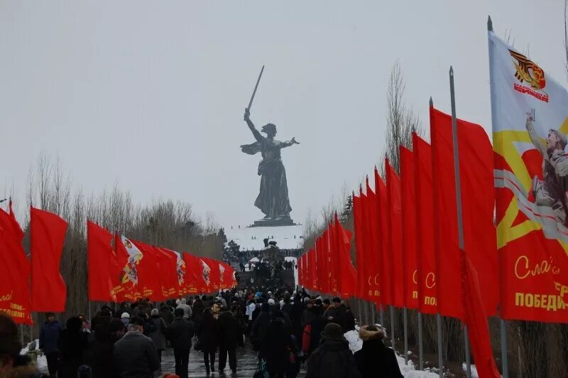 Победа в сталинградской битве картинки. Победа в сталинградской битве. 2 февраля победа в сталинградской битве. празднование 2 февраля в волгограде мамаев курган. сталинградская битва победа красное знамя.