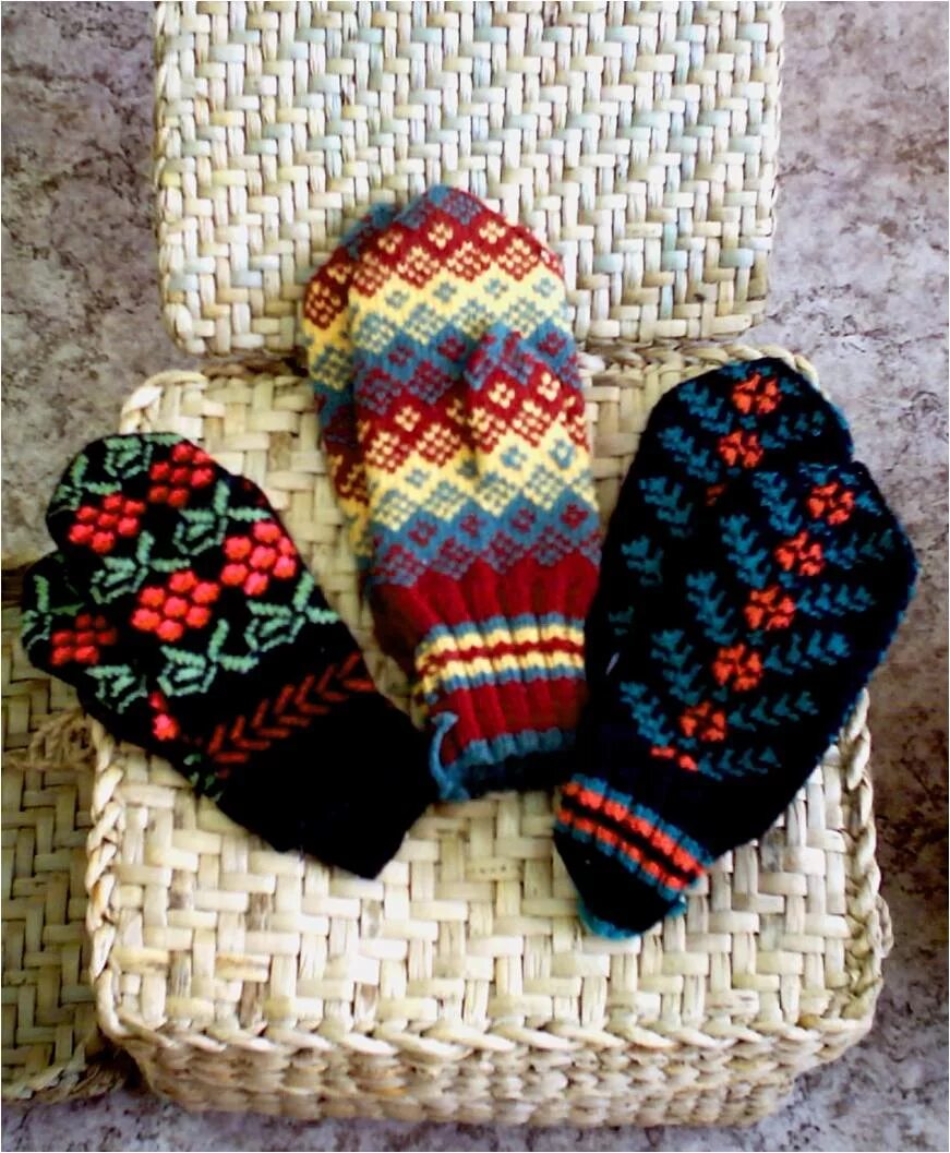 Почему так. Современные варежки. Носки и варежки. Варежка для детей. Варежки с орнаментом.