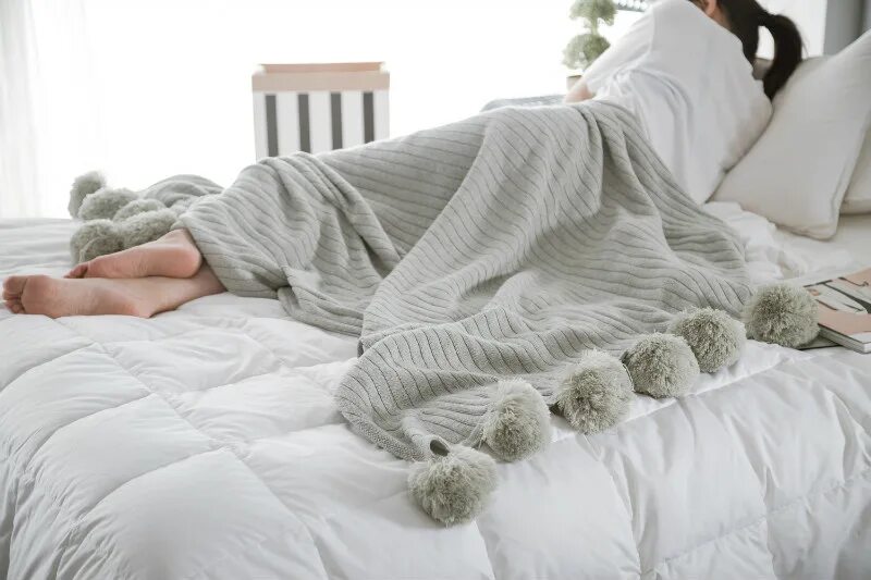 Pasionaria покрывало сканди. Красивое одеяло. Бежевый плед на кровать. Одеяло на кровати. Плед на кровать.