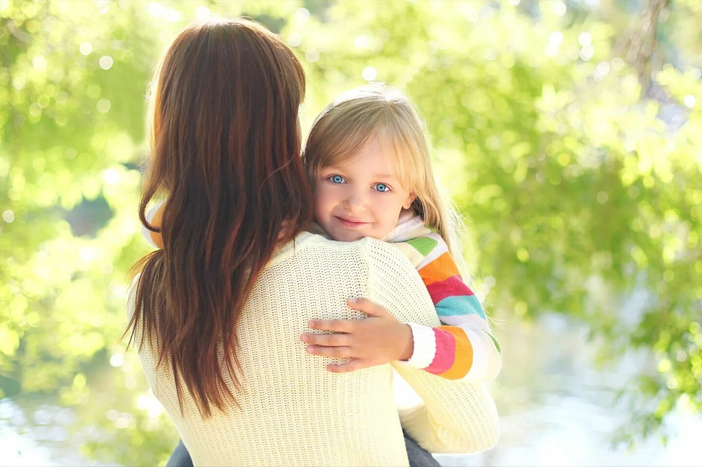 Видео обнимайте детей. Девочка обнимает маму. Маленька девочка с мамой обнимается. Счастливый ребенок обнимает маму. Мать и ребенок обнимаются.