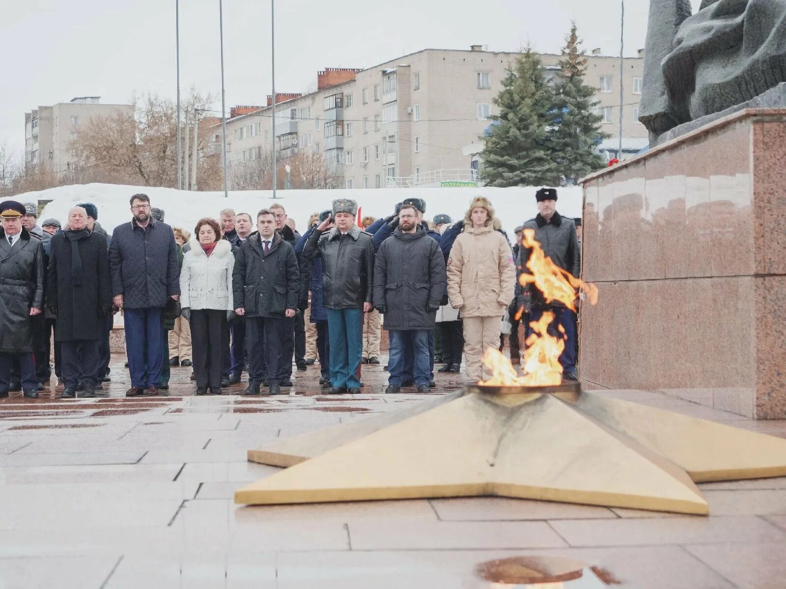 23 февраля иваново. Возложение цветов в день защитника Отечества. Мемориал героям фронта и тыла в Иваново. Памятник герою. Мемориал героям фронта и тыла Иваново возложение цветов.