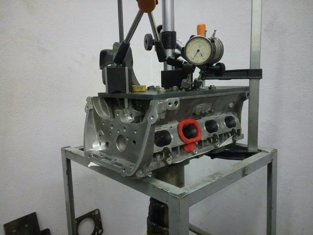 Стенд для ремонта двигателя ямз 650. Стенд для гбц камаз 820. Кантователь блока цилиндров. Стенд для ремонта гбц pr1200. Стенд для ремонта двигателя змз 402.