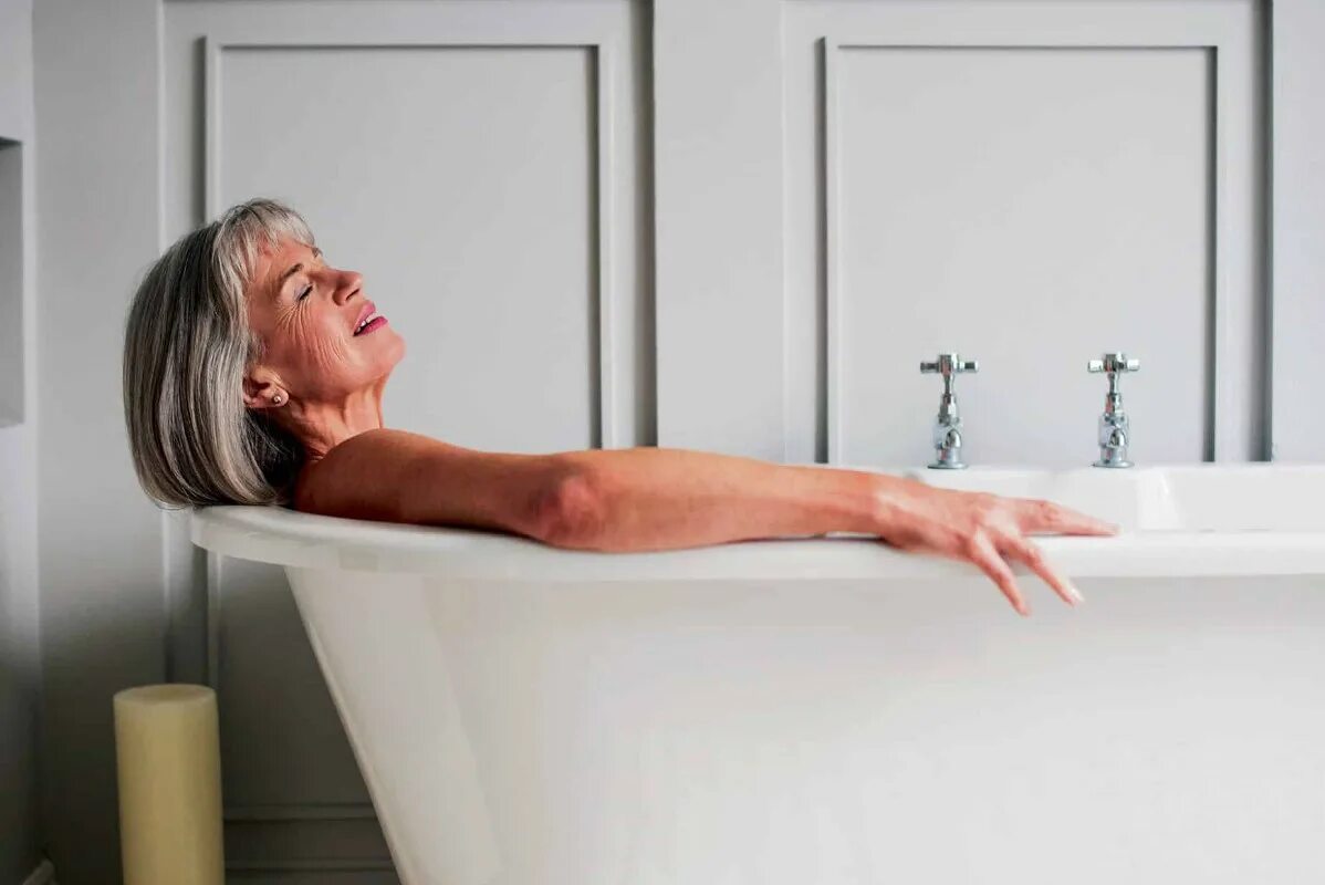 Пожилая женщина в ванне. Личной гигиене пожилых людей. Красивые взрослые женщины в ванной. Пожилая женщина в ванной. Красивые фотографии женщин в ванной комнате фото.