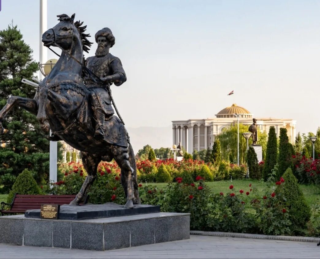 Памятник душанбе. Парк Рудаки Таджикистан. Парк Фирдоуси Душанбе. Памятник Рудаки в Душанбе. Душанбе столица памятник Фирдоуси.