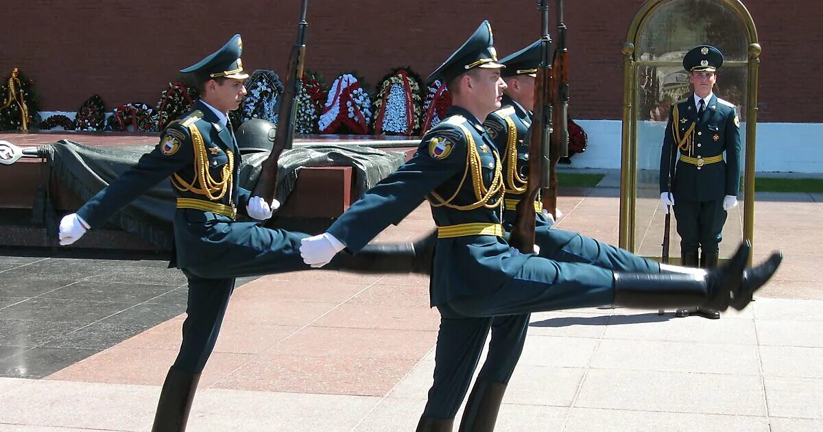 Парадный развод пеших и конных караулов в кремле. Почетный караул шаг. Почетный караул гатчина. Караул у вечного огня на поклонной горе. 10 караул.