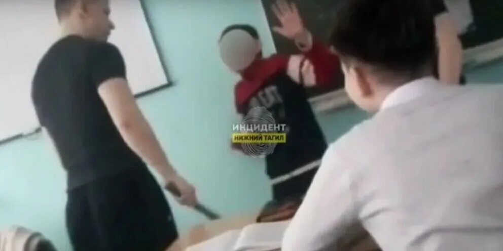 Учитель обж в иркутске школа 57. Учитель отчитывает школьника. Чтобы попить. Учительница английского языка избила ученицу красноярск. Довели преподавателя.