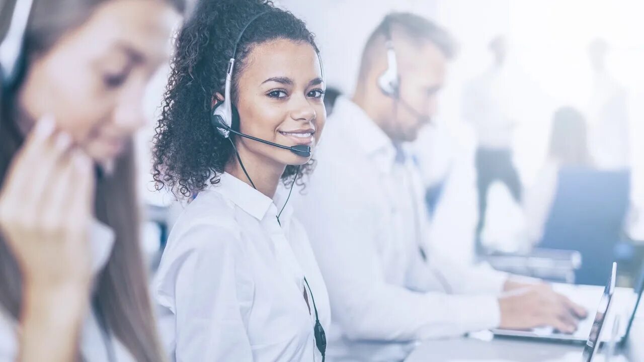 Офисный тип. Работник колл центра. Офис менеджер с телефоном. Колл центр. Оператор call центра.