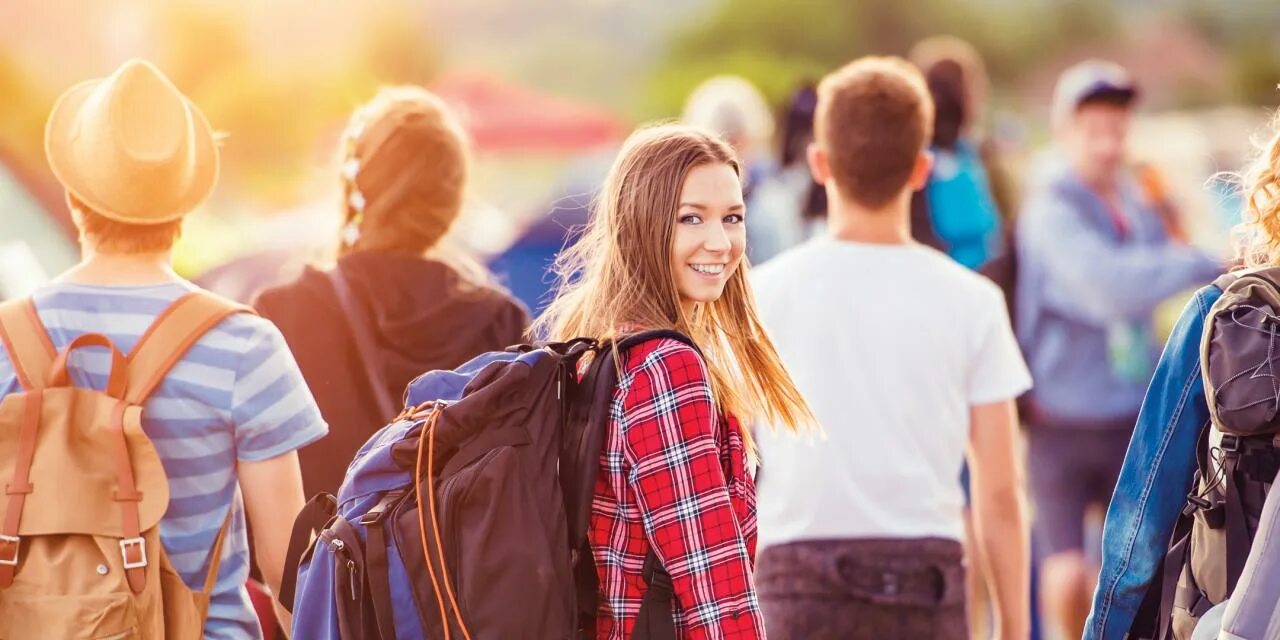 Student travel. Молодежь путешествия. Подростки путешествия. Подростки путешествуют. Туризм студенты.