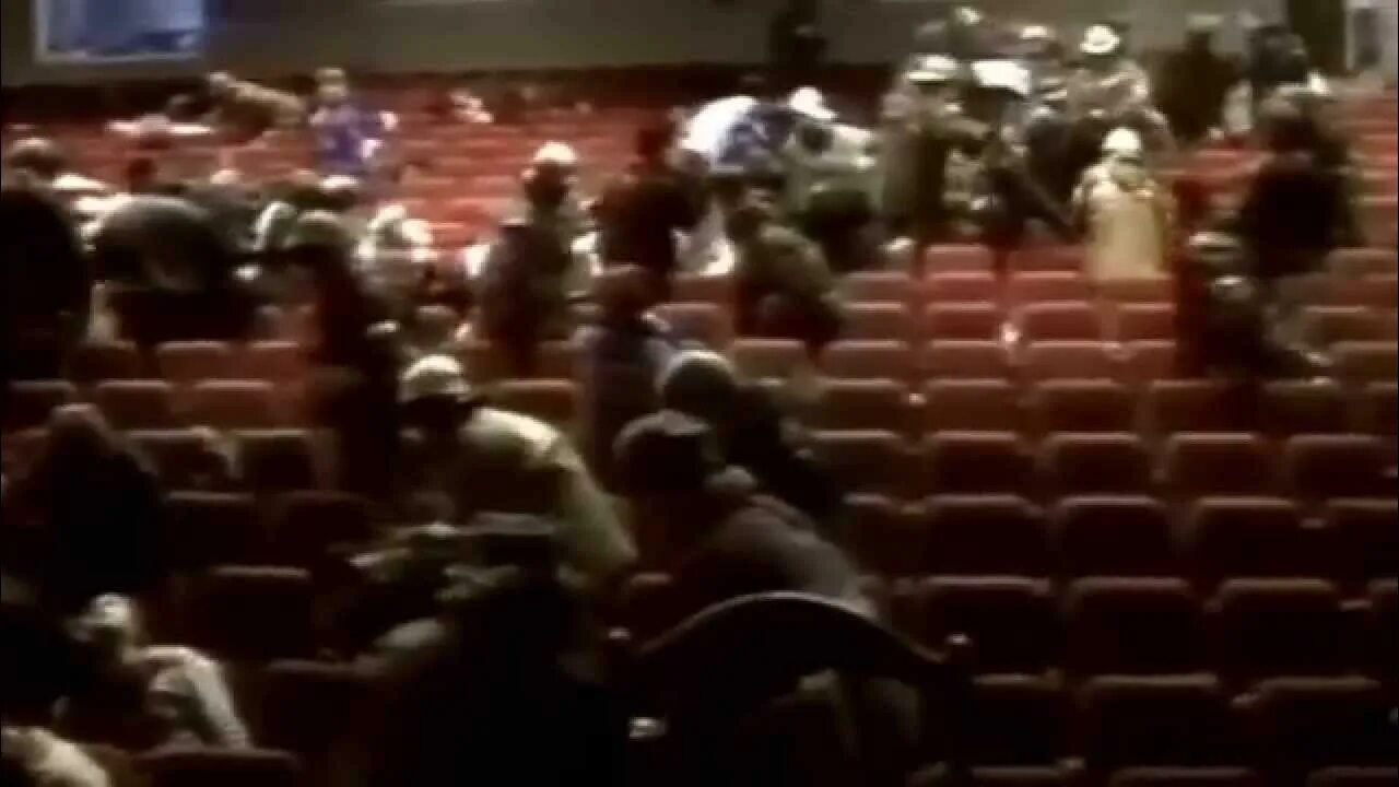 Заложники в мюзикле. Норд ост два капитана. Норд ост спектакль. Норд-ост на дубровке террористы. Норд ост вынос заложников.